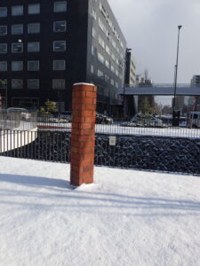 1月13日の彫刻作品たけくらべの周りの積雪の様子