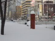 12月18日の彫刻作品たけくらべの周りの積雪の様子