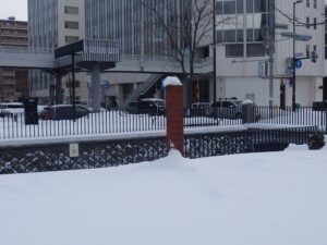 12月22日の彫刻作品たけくらべの周りの積雪の様子
