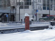 12月27日の彫刻作品たけくらべの周りの積雪の様子