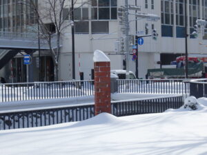 12月27日の彫刻作品たけくらべの周りの積雪の様子