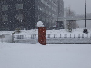 1月21日の彫刻作品たけくらべの周りの積雪の様子