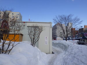 狸二条広場トイレの南側出入り口付近の様子