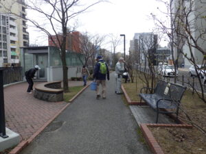 4月13日に園内清掃の活動をするお助け隊1