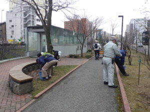4月13日に園内清掃の活動をするお助け隊2
