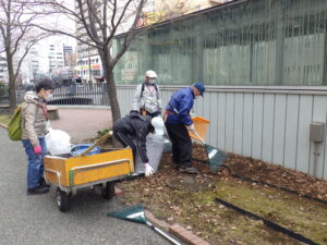4月13日に園内清掃の活動をするお助け隊3