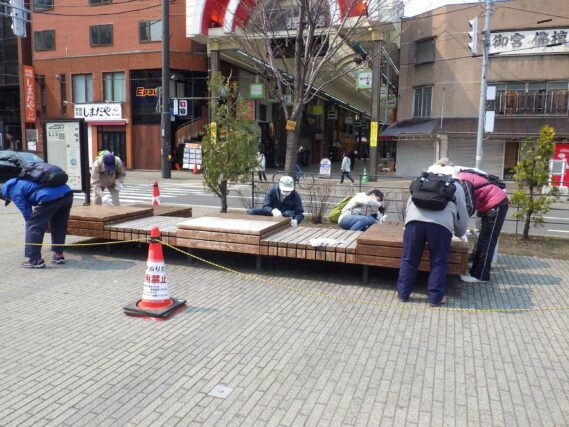 「ベンチの塗装。お助け隊」の画像