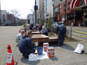 4月20日に狸二条広場のベンチの塗装をするお助け隊3