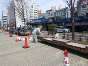 4月20日に狸二条広場のベンチの塗装をするお助け隊4