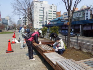 4月20日に狸二条広場のベンチの塗装をするお助け隊5