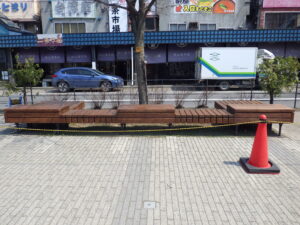 4月20日に狸二条広場のベンチの塗装をするお助け隊2