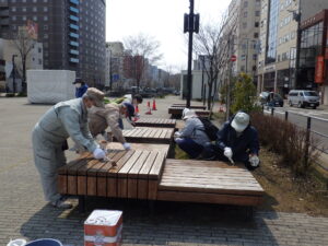 4月20日に狸二条広場のベンチの塗装をするお助け隊2