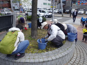 4月27日の活動で円形枡の除草を行うお助け隊3