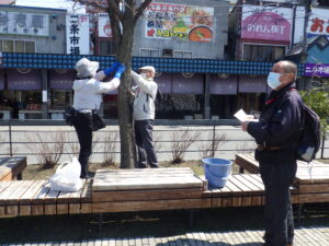 4月19日に樹名板の取り付けを行う植物ボランティア6