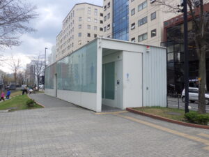 狸二条広場にある公衆トイレの男子側入り口