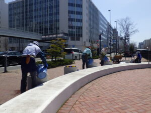 4月21日にコンテナに花を植え込む花くらぶボランティア2