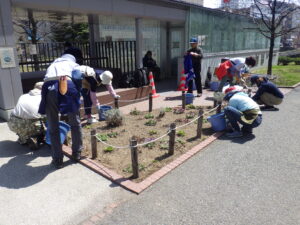 4月21日に花壇に花を植え込む花くらぶボランティア1