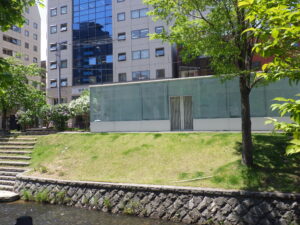 除草の終わった芝生斜面2