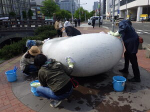 5月21日に安田侃彫刻作品「天秘」を清掃するボランティアの皆さん