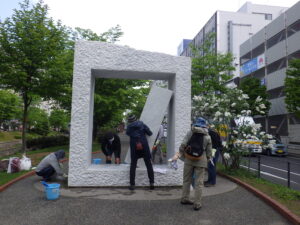 5月21日に安田侃彫刻作品「生棒」を清掃するボランティアの皆さん