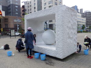 5月21日に安田侃彫刻作品「生誕」を清掃するボランティアの皆さん