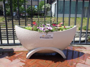 5月26日に花クラブメンバーが植え込みをした吉田学園さんからの寄付の船形コンテナの様子2