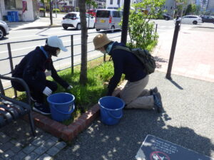 6月8日にヘメロカリス花壇の除草をするお助け隊