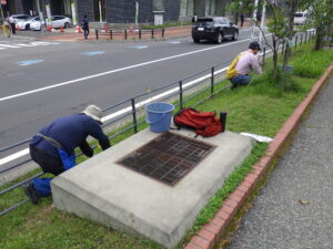 6月17日に芝生の除草をする創成ボラ