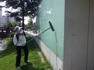 7月27日の活動で南1条休憩施設の清掃をするお助け隊と高校生