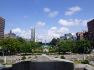 ライラック写真展会場の資料館2階大通交流ギャラリーから大通公園を見た画像