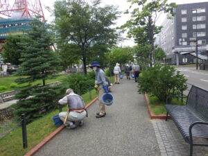 7月26日の活動で園路の除草をする植物ボランティア