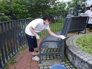 7月20日にベンチふきのボランティア活動をした高校生5