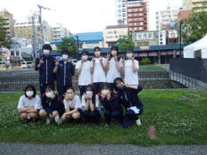 7月20日にベンチふきのボランティア活動をした高校生たち