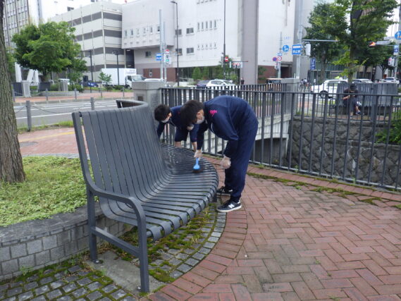 「高校生ボランティアのベンチ拭き」の画像