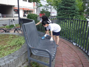 7月20日にベンチふきのボランティア活動をした高校生2