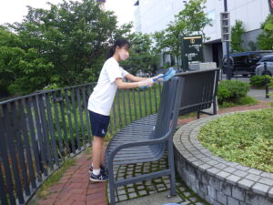 7月20日にベンチふきのボランティア活動をした高校生4