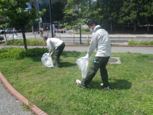 7月30日に花火後の公園清掃をしてくれる松村組のみなさん