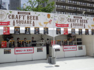 狸二条クラフトビールスクエアのクラフトビール販売の様子