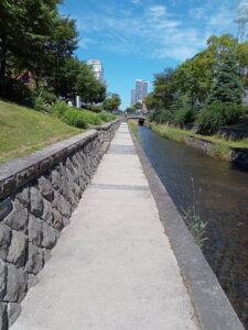 8月3日に園路の除草の活動をするお助け隊