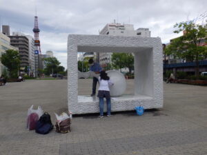 8月27日に安田侃作品生誕の清掃をする彫刻清掃ボランティア「創成川ポポロ」