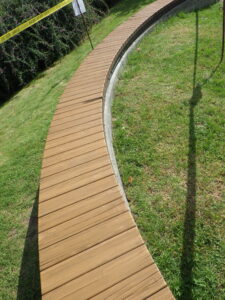 塗り終わったベンチの様子