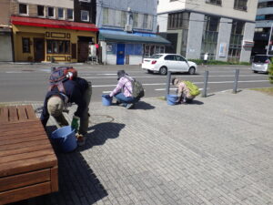 9月14日に車止めの下の除草をするお助け隊の様子