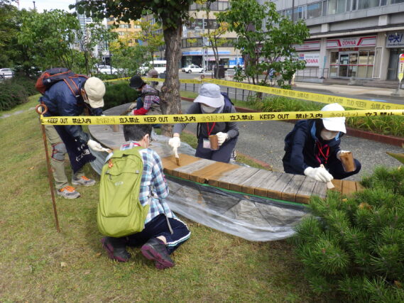 「お助け隊でベンチの塗装」の画像