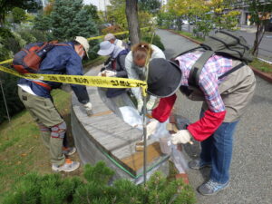 9月28日に北1条北2条の木製円形ベンチの塗装をするお助け隊