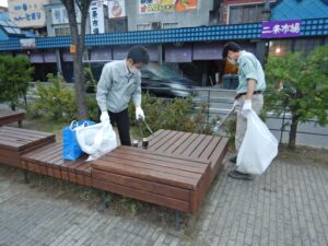 8月29日に公園のごみ拾いをする企業ボランティア