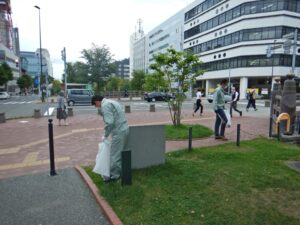 8月29日に公園のごみ拾いをする企業ボランティア