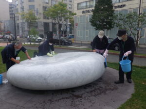 9月17日に安田侃彫刻天秘の清掃をする創成川ポポロ