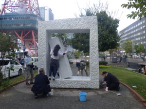 9月17日に安田侃彫刻生棒の清掃をする創成川ポポロ