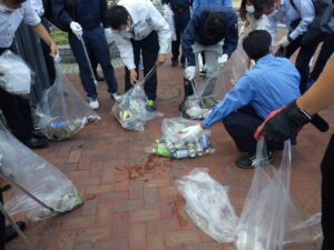 9月13日火曜日にボランティア清掃をする企業のみなさんの様子