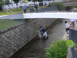 9月13日火曜日にボランティア清掃をする企業のみなさんの様子